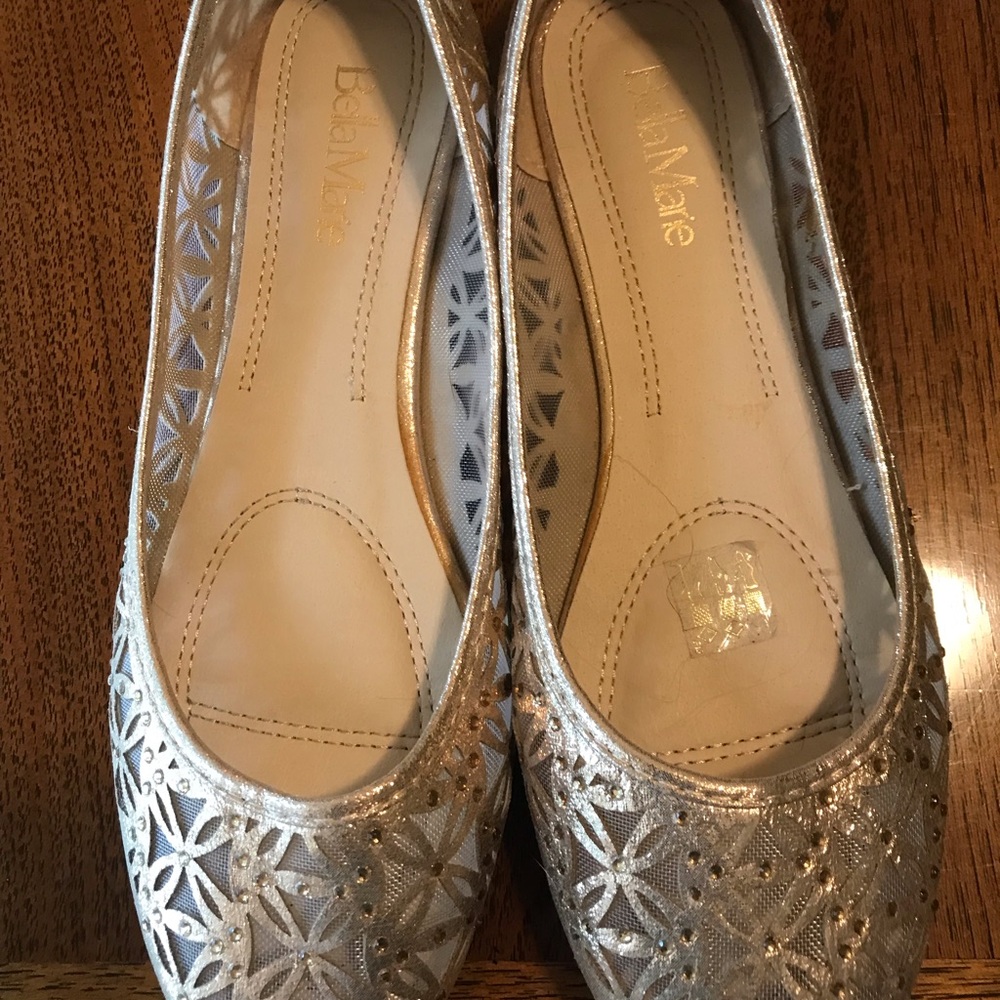 Adorable gold flats!  Size 8.5. Super comfortable and only worn twice!